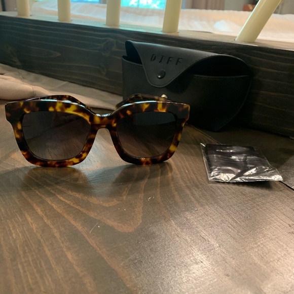 DIFF Women’s Carson Sunglasses - Picture 3 of 3